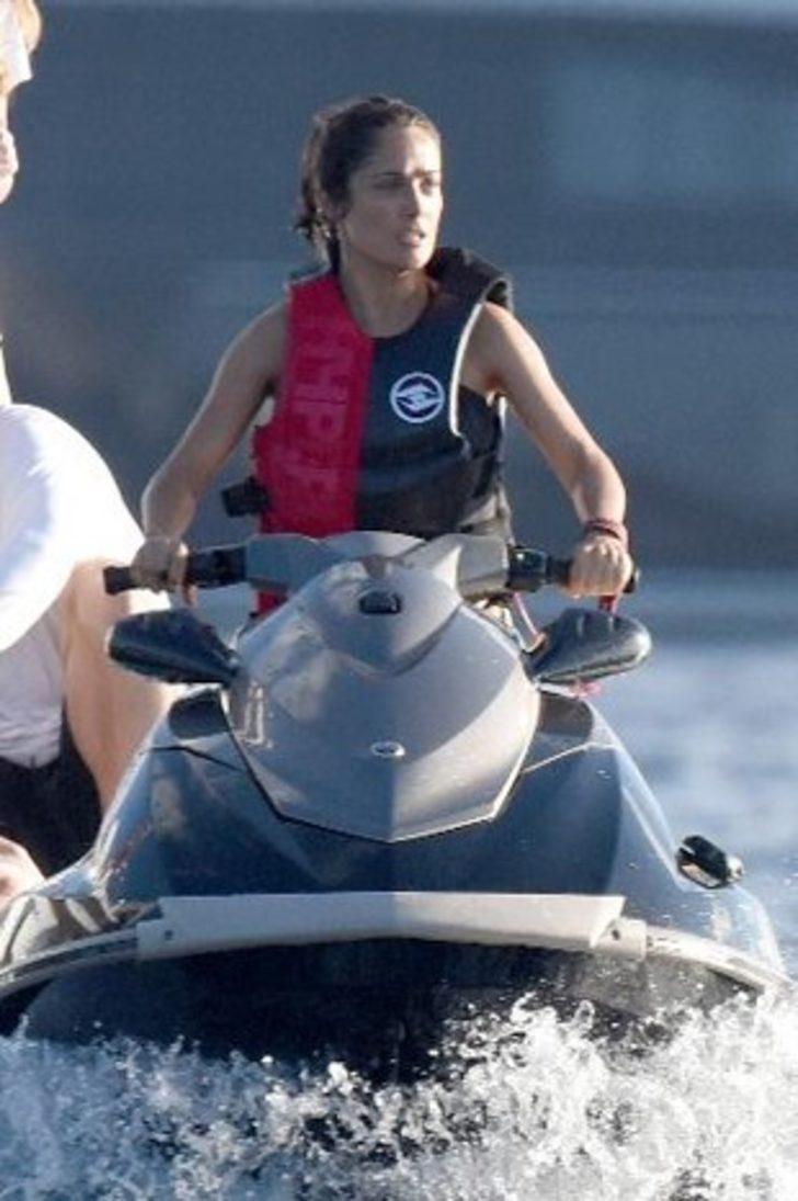 Göğüsleri dar bluzüne sığmadı G3