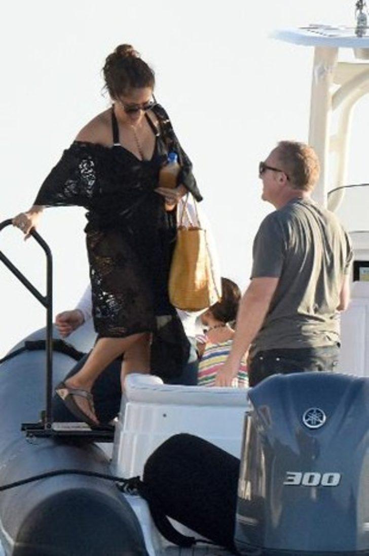 Göğüsleri dar bluzüne sığmadı G5