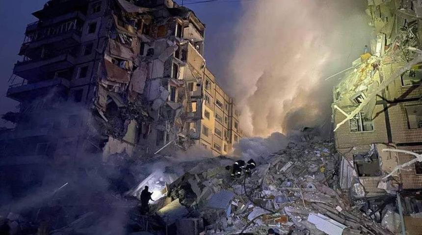 Rusya durmuyor! Ukrayna'da vurulan binada 5 kişinin cansız bedenine ulaşıldı