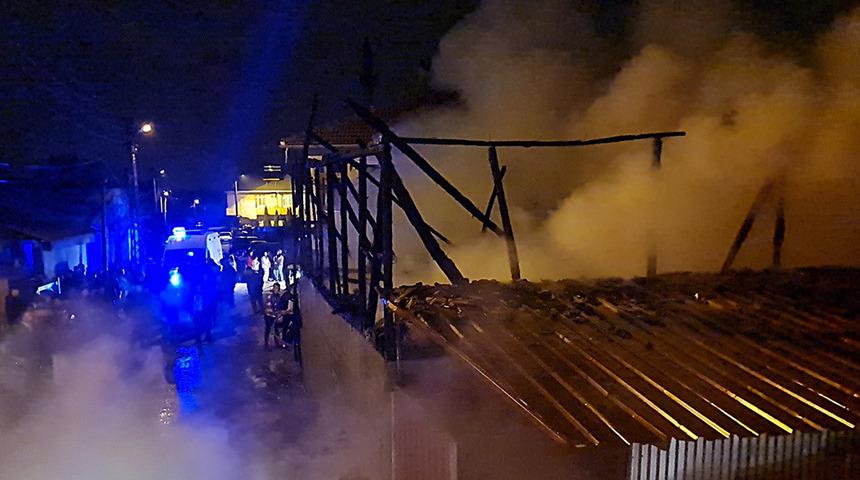 Samanlıkta çıkan yangın eve sıçradı! İtfaiyeci çatıdan düştü...