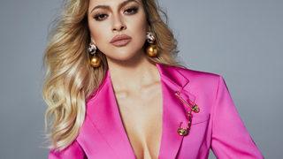 Hadise mini eteği ve göğüs dekoltesiyle yere çökünce... Yorum yağdı