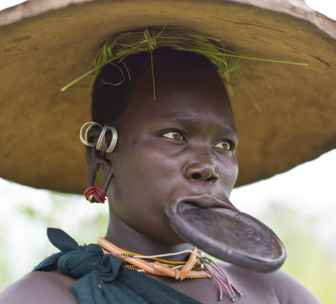 Красота разных народов. Женщины Африки. Африканские женщины с диском в губе. Тарелка в губе племя