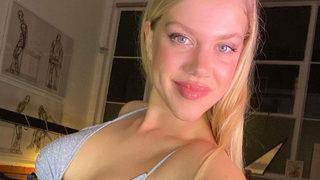 Serel Yereli, minicik eteğiyle ayağını sonuna kadar kaldırmaktan çekinmedi