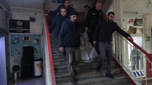 Mülk sahibi görür görmez telefona sarıldı! 67 yaşındaki adam yarı çıplak halde ölü bulundu