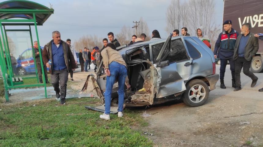 Otobüs durağına çarpan otomobil ortadan ikiye bölündü: 2 yaralı