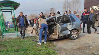 Otobüs durağına çarpan otomobil ortadan ikiye bölündü: 2 yaralı