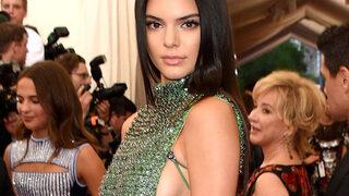 Kendall Jenner transparan elbisesiyle sere serpe uzandı! Göğüs ucunu gizlemedi