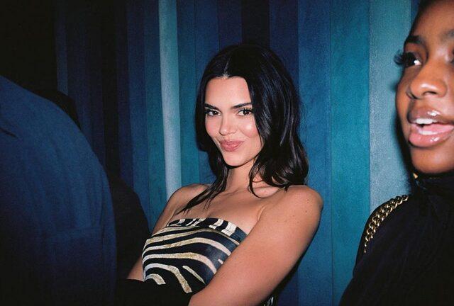 Kendall Jenner transparan elbisesiyle sere serpe uzandı! Göğüs ucunu gizlemedi