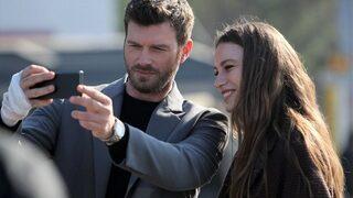 Kıvanç Tatlıtuğ'un başrolünde olduğu Aile dizisinden ilk kareler! Serenay Sarıkaya'nın kasığına kadar yırtmacı olay