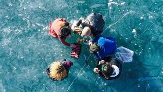Şaşırtan görüntü! Donan gölde mangal yaktılar
