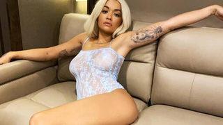 Rita Ora göğsünü yarısına kadar açıp gösterdi