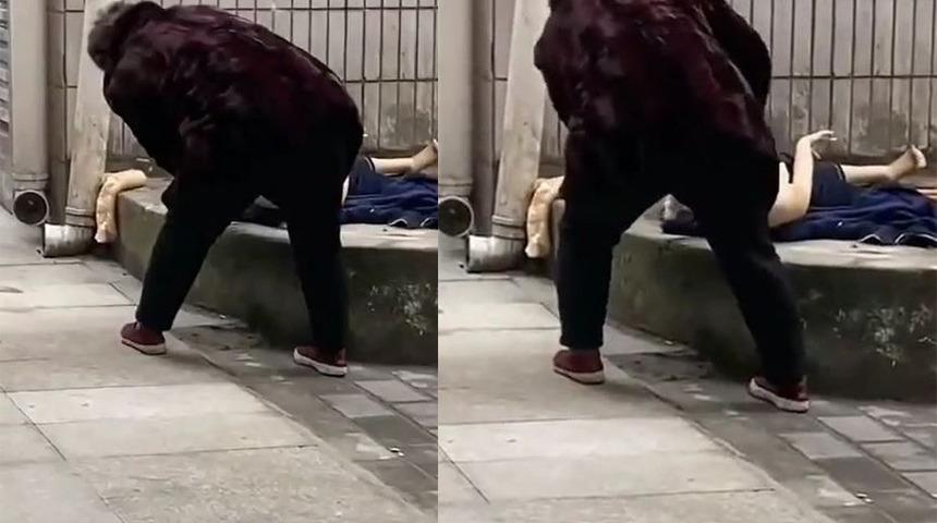 Skandal görüntüler! Sokak ortasında şişme bebeği parçalara ayırdı... Görenleri şaşkına çevirdi