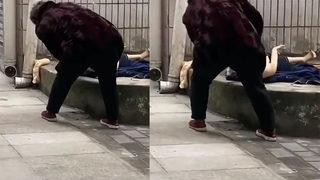 Skandal görüntüler! Sokak ortasında şişme bebeği parçalara ayırdı... Görenleri şaşkına çevirdi