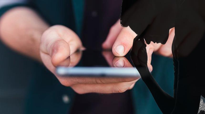 Teknolojinin azizliğine uğradı! Öğrencilerine yanlışlıkla çıplak fotoğraflar atan öğretmen görevinden uzaklaştırıldı