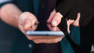 Teknolojinin azizliğine uğradı! Öğrencilerine yanlışlıkla çıplak fotoğraflar atan öğretmen görevinden uzaklaştırıldı