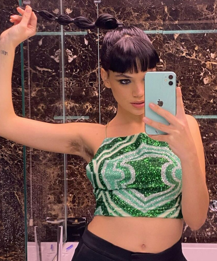 Aktris Martina Cariddi vücut kıllarını sallıyor.