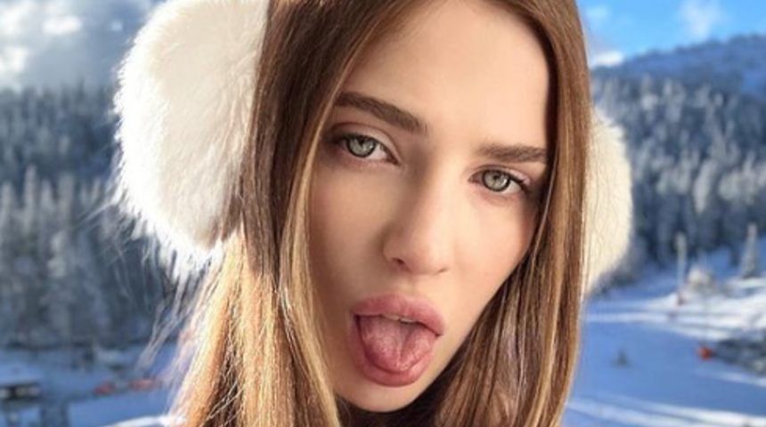 Yetişkin film yıldızı Reislin iç çamaşırlı ayna pozuyla sosyal medyanın sınırlarını yıktı! Resmen beğeni yağmuruna tutuldu