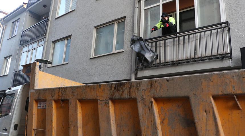 Kokusu karşı apartmana kadar gitti! Mahalleli isyan etti... Mahkeme kararıyla boşaltılan apartman dairesinden 40 ton çöp çıktı