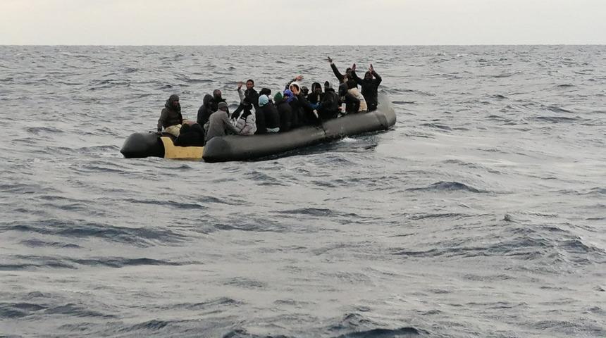 Çanakkale açıklarında 33 düzensiz göçmen kurtarıldı