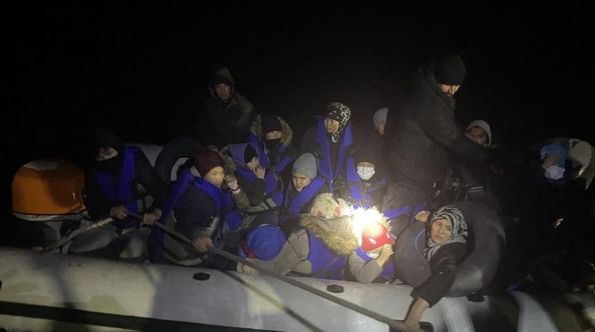 Balıkesir a&ccedil;ıklarında 22 d&uuml;zensiz g&ouml;&ccedil;men yakalandı