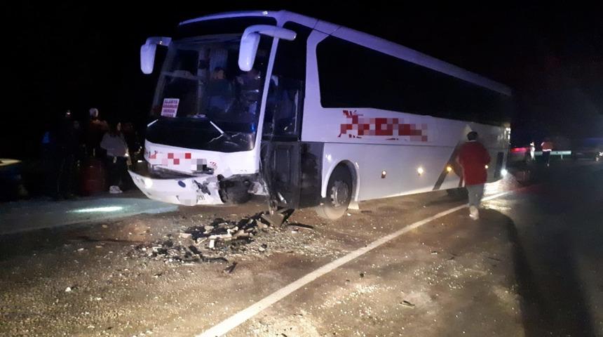 Muğla'da otobüsle otomobilin çarpışması sonucu 2 kişi yaralandı