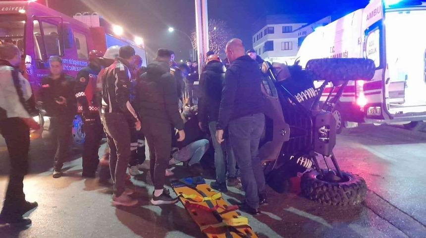 Devrilen UTV’nin altında kalan iki kişi yaralandı