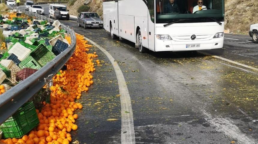 Viraja hızlı giren tırın dorsesinde yüklü bulunan portakallar yola savruldu