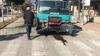 Yolcu minibüsü refüjdeki ağaca çarptı: 1 yaralı