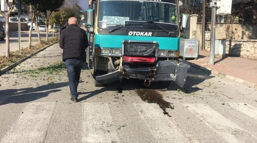 Yolcu minibüsü refüjdeki ağaca çarptı: 1 yaralı