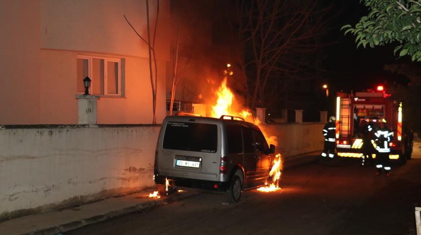Manisa'da kundaklanan otomobil kullanılamaz hale geldi