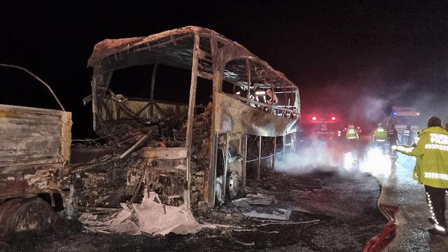 Mersin'de feci kaza!  Otobüs, TIR'a arkadan çarptı! 2'si şehit 3 ölü, 33 yaralı