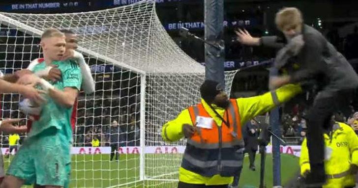 Tottenham Arsenal maçında son düdük sonrası ortalık karıştı! Herkes galibiyeti bir anda unuttu... Sahaya daldı, kaleciye tekme attı! Tottenham'dan konuyla ilgili ilk açıklama geldi G3