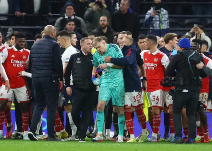 Tottenham Arsenal maçında son düdük sonrası ortalık karıştı! Herkes galibiyeti bir anda unuttu... Sahaya daldı, kaleciye tekme attı! Tottenham'dan konuyla ilgili ilk açıklama geldi G4