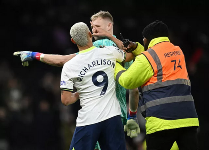 Tottenham Arsenal maçında son düdük sonrası ortalık karıştı! Herkes galibiyeti bir anda unuttu... Sahaya daldı, kaleciye tekme attı! Tottenham'dan konuyla ilgili ilk açıklama geldi G5