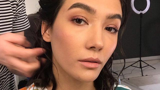 Aybüke Pusat süper minisiyle sere serpe uzandı! Eteğini yukarı çekip...