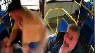 'Kurban olayım canım benim' dedi ama darptan kurtulamadı! Otobüs şoförüne yumruklu saldırı kamerada, kanlar içinde kaldı