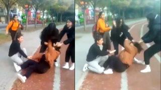 Kız öğrencilerden arkadaşlarına sokak ortasında tekme tokat dayak! Görüntüleri 'kavga' grubunda paylaşmışlar