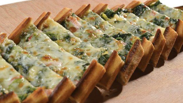 Uzayıp giden lezzet: Ispanaklı kaşarlı pide tarifi! Zuhal Topal'la Yemekteyiz Ispanaklı kaşarlı pide tarifi