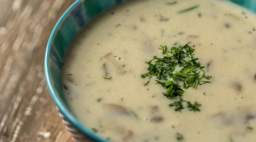 Mantarlı kuskuslu tavuk çorbası nasıl yapılır? Zuhal Topal'la Yemekteyiz mantarlı kuskuslu tavuk çorbası tarifi!