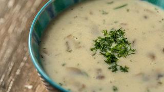 Mantarlı kuskuslu tavuk çorbası nasıl yapılır? Zuhal Topal'la Yemekteyiz mantarlı kuskuslu tavuk çorbası tarifi!