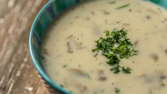 Mantarlı kuskuslu tavuk çorbası nasıl yapılır? Zuhal Topal'la Yemekteyiz mantarlı kuskuslu tavuk çorbası tarifi!