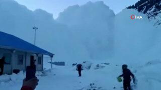 Hindistan’da işçilerin kaldığı barınaklara çığ düştü! Korku dolu anlar kamerada