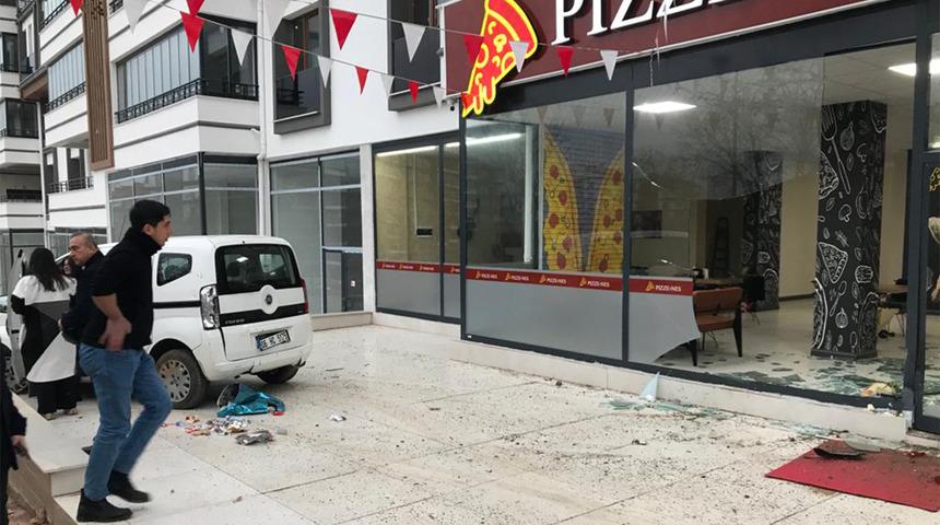 Elazığ'da hafif ticari araç motosiklet ile iş yerinin vitrinine çarptı