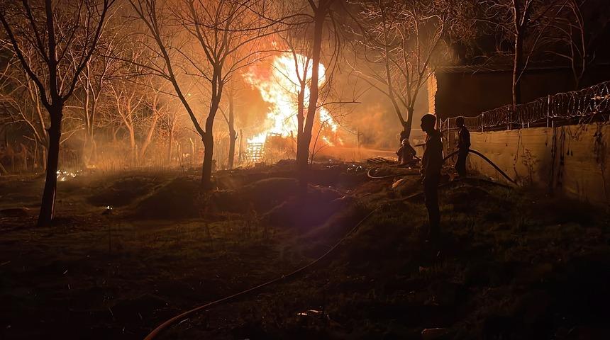 Bursa'da inşaat malzemelerinin depolandığı alanda çıkan yangın söndürüldü