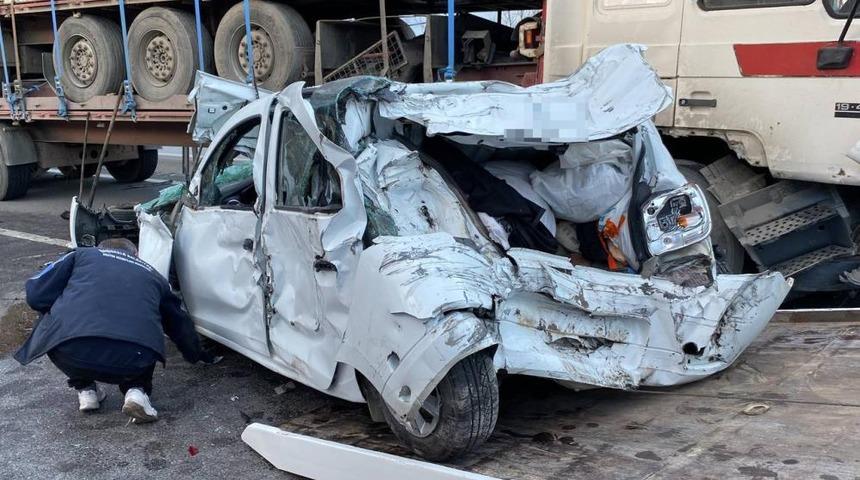 TEM’de zincirleme kaza! Kağıt gibi ezilen araçtan burunları bile kanamadan çıktılar