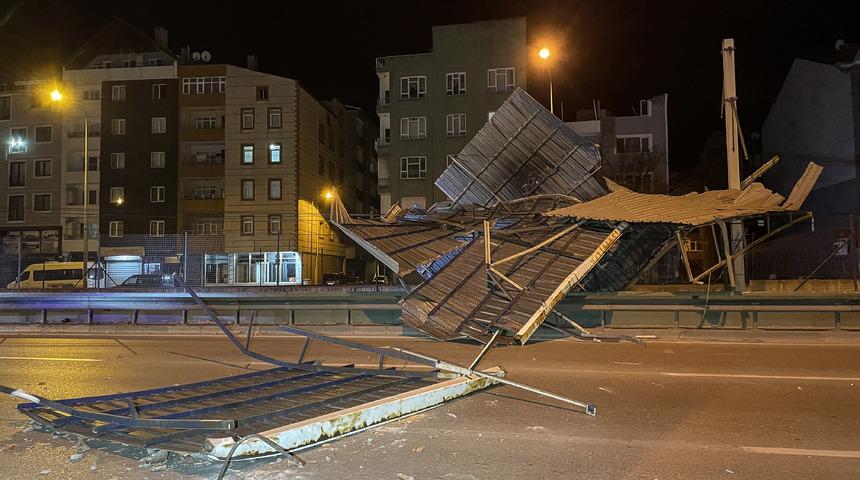 Bursa'da etkili olan lodos nedeniyle uçan çatı metro güzergahına düştü