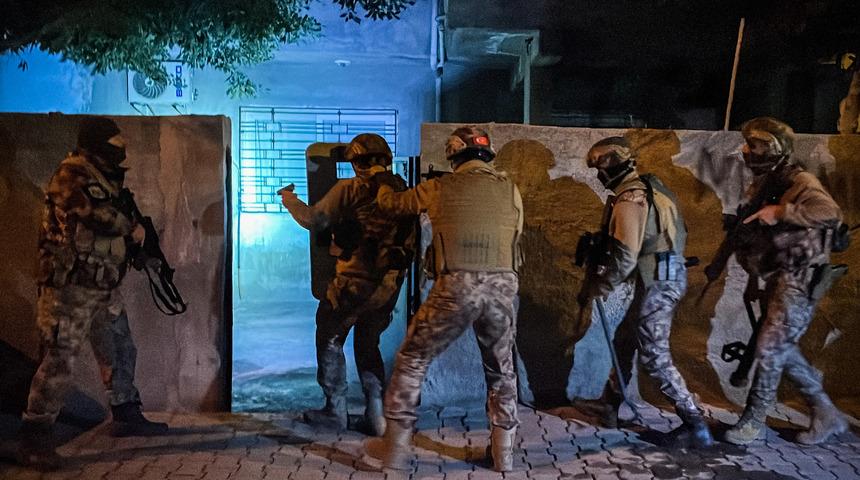 Mersin'de çeşitli suçlara karışan 17 zanlının yakalanmasına yönelik operasyon yapıldı