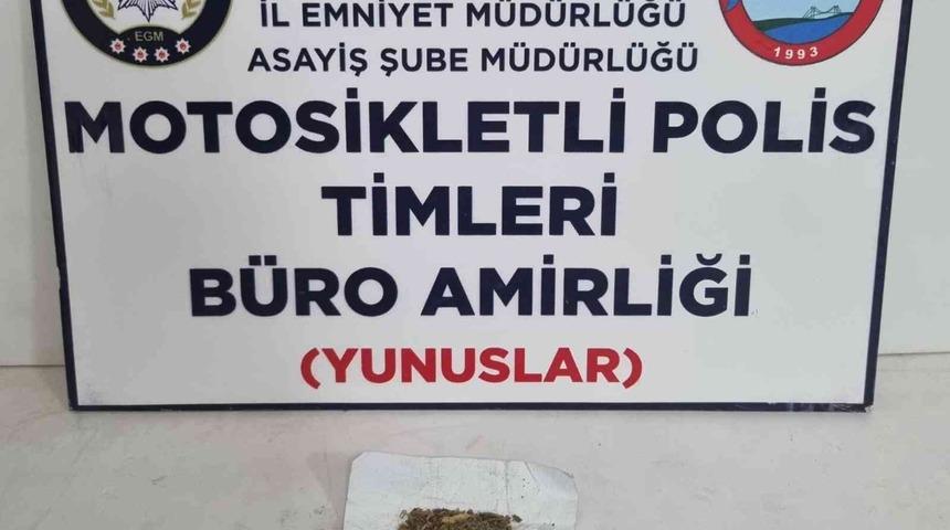 Kütahya’da hakkında arama kaydı bulunan şahıs uyuşturucuyla yakalandı