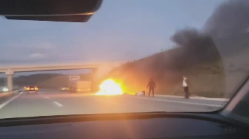 Bursa’da seyir halindeki hafif ticari araç alev alev yandı