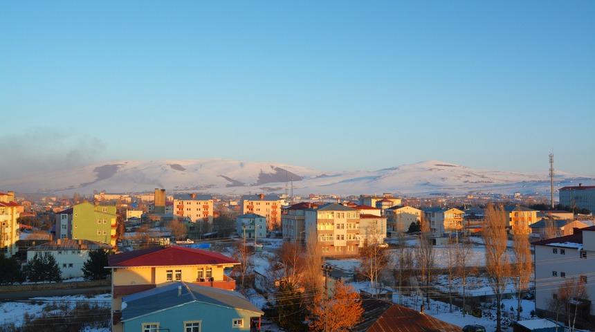 Doğu Anadolu'da göletler ve akarsular buz tuttu